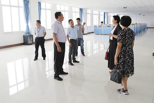 熱烈歡迎市經(jīng)信委、市財(cái)政局領(lǐng)導(dǎo)蒞臨集團(tuán)參觀調(diào)研
