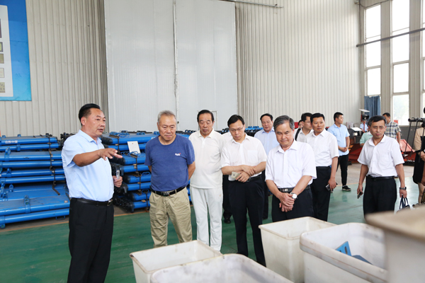 熱烈歡迎濟(jì)寧市儒家文化與企業(yè)發(fā)展協(xié)會(huì)領(lǐng)導(dǎo)及企業(yè)家們蒞臨集團(tuán)參觀指導(dǎo)